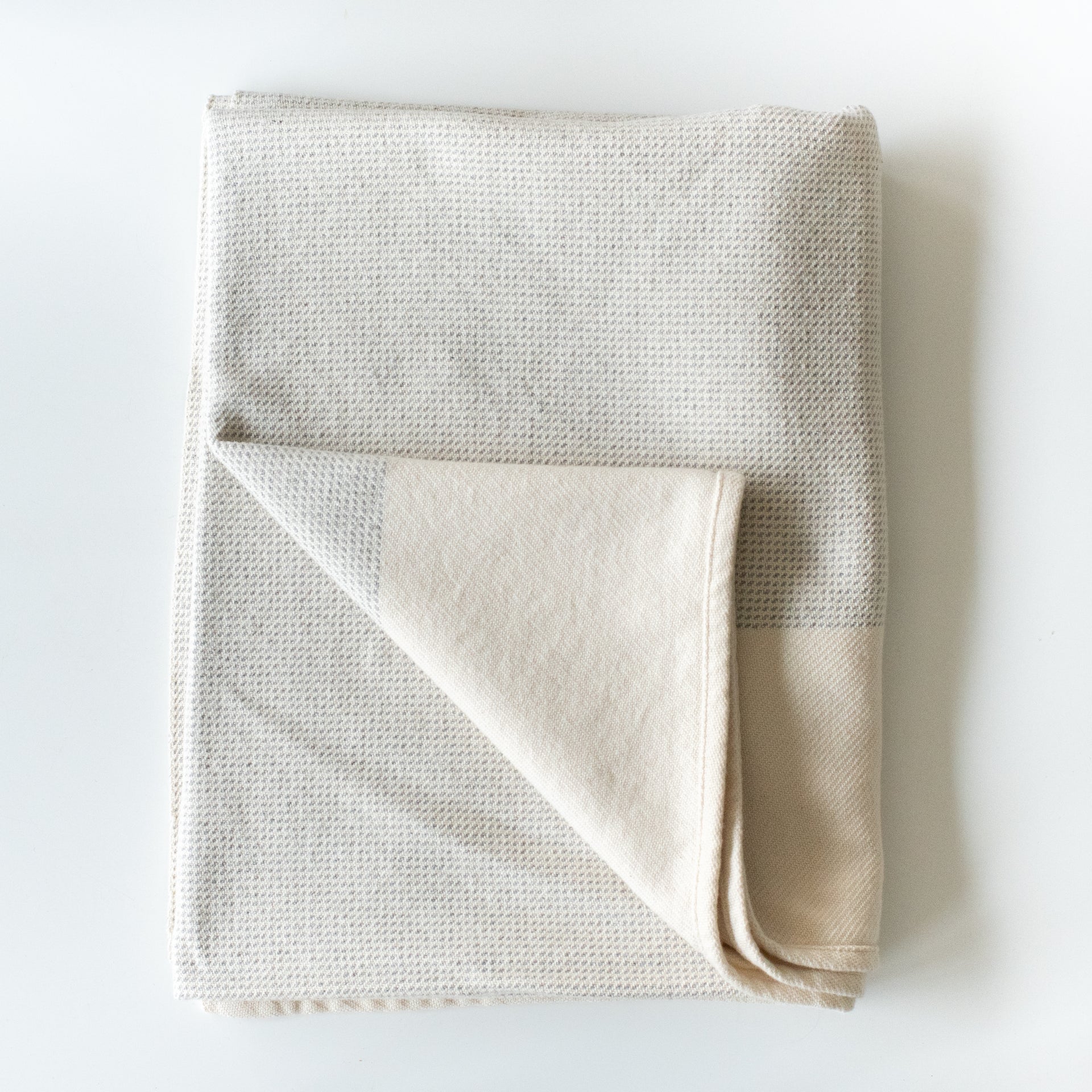 Combed Cotton Dots Throw in Fog